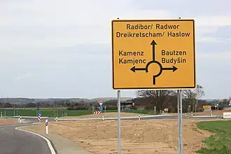 Zweisprachiger Wegweiser auf Deutsch und Obersorbisch