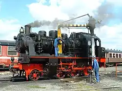 … beim Wasserfassen …