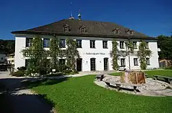 Front- und Längsseite: „Nationalpark-Haus“ (1988–2013) des Nationalparks Berchtesgaden, seit 2015 ein „Haus der Begegnung“ der Caritas
