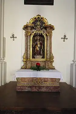 Einer der kleineren Seitenaltäre