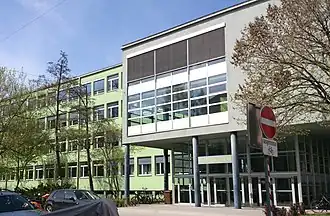 Die Vorderseite der Schule mit Haupteingang