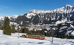 Blick auf Wengen zwischen Grütschalp und Winteregg