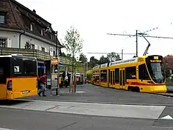 Der Bahnhof Flüh mit einem Niederflurzug des Typs Stadler Tango Be 6/10