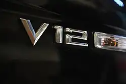 BMW 760Li V12 Schriftzug auf Seitenwand