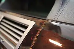 BMW 760Li Wurzelholz mit Intarsie an Leder Armaturenbrett