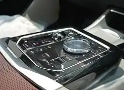 Mittelkonsole mit Controller