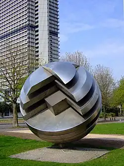 Integration (1976) - vor dem „Langen Eugen“ am Rheinufer in Bonn