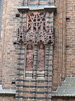 Repliken der einzigen beiden original mittel­alter­lichen der monumentalen Terrakotta­skulpturen