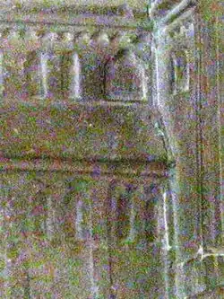 Dommodel auf dem Grab­mal Heinr. d. Löwen: öst­lich­stes Ober­gaden­fenster spitzbogig