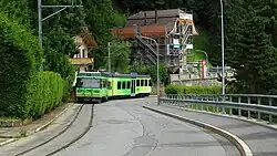 Beh 4/8 auf dem Strassenbahn­abschnitt vor Villars, 2021