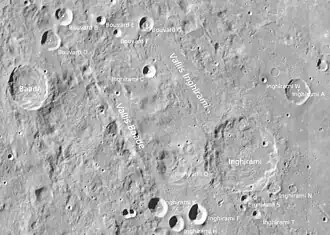 Baade (links) und Vallis Baade (LROC-WAC)