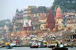 Ikonisches Flussufer der historischen Stadt Varanasi