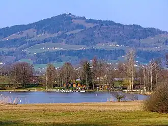 Der Bachtel vom Egelsee (Bubikon) aus gesehen