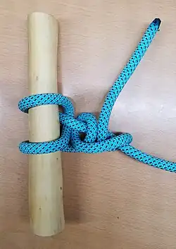 Mit dem Halbmastwurf mit zwei Halben Schlägen (engl. Backhanded hitch) lassen sich Lasten noch leichter kontrollieren.