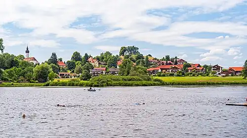 Blick über den Soiener See nach Bad Bayersoien