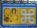 Informationstafel mit Abbildung der Ausgrabungsfunde aus der Burg im Riesebusch
