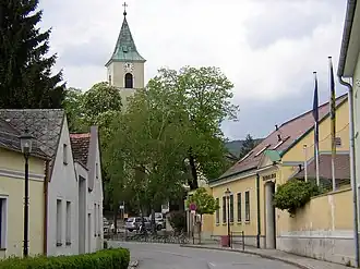 Thermalbad (rechts) und Kirche