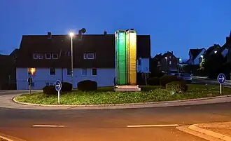 Vom Forum Glas unter Mitwirkung der Ardagh Group in Bad Münder aufgestellte Glasskulptur in einem Verkehrskreisel in Bad Münder