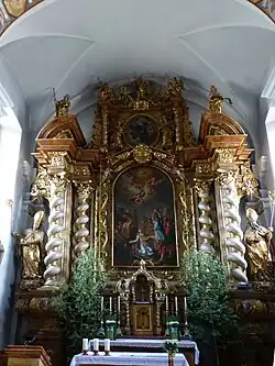 Hochkantfoto des Hochaltars. Am unteren Bildrand ist noch die Mensa des davorstehenden Volksaltars zu sehen