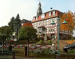 Ortszentrum mit Rathaus, dahinter die Ev. Kirche