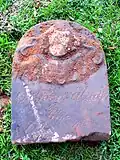 Bei Baggerarbeiten im Mai 2013 freigelegter, dadurch jedoch zerstörter und zerbrochener Grabstein mit der Inschrift „Erbbegräbnis für …“