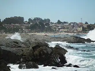 Blick auf den Strand von Norden. Im Hintergrund ist das Dubournais House zu sehen.