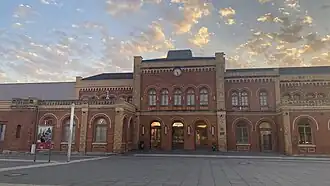 Frontalansicht des Empfangsgebäudes (2022)