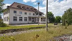 Hausbahnsteig und Bahnhofsgebäude des ehemaligen Bahnhofs Jerichow im Frühjahr 2021