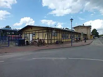 Güterschuppen und Empfangsgebäude des Bahnhofs Basdorf