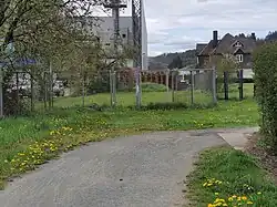 Die ehemalige Gleisseite des Bahnhofs Breidenbach, heute Werksgelände von Breyden (2021)