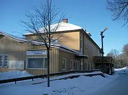 Straßenseite des ehemaligen Bahnhofs in Clausthal-Zellerfeld (mit historischem Signal)