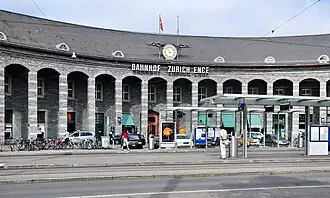 Hauptfassade mit der markanten Bahnhofsuhr (2011)