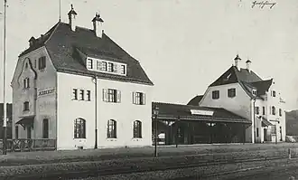 Großes dreiteiliges Gebäude am Bahnhof Herrsching