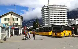 Bahnhof Ilanz mit wartenden Postautos (2012)