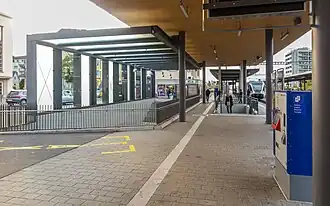 Überdachter Perron Gleis 1 und Unterführungszugänge