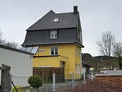 Die Straßenseite des Bahnhofs Niedereisenhausen (2021)