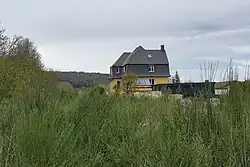 Die inzwischen zugewachsene Gleisseite des Bahnhofs Niedereisenhausen (2021)