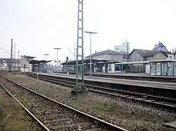Gleisseite des Bahnhofs Schorndorf; die Züge der Wieslauftalbahn fahren von Gleis 5 hinten links ab