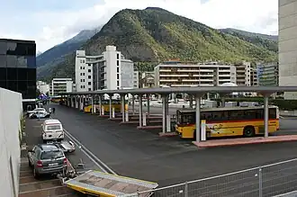 Bahnhof Visp, Blick auf die Postautostation vom Hausperron aus (2008)