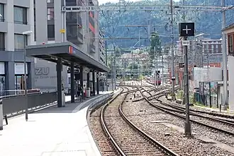 Einziger Perron (2018), Betriebsanlagen im Hintergrund