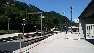 Bahnhofsgelände mit drei Bahnsteigen