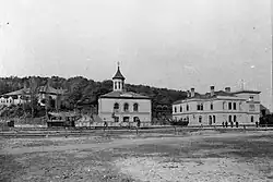 Links eine Lokomotive der Schmalspurbahn in Brennbergbánya, rechts eine Normalspurlokomotive