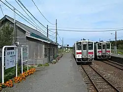 Sich kreuzende Regionalzüge in Bakkai