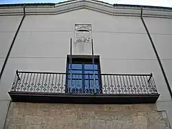 Balkon und Wappen über dem Eingang