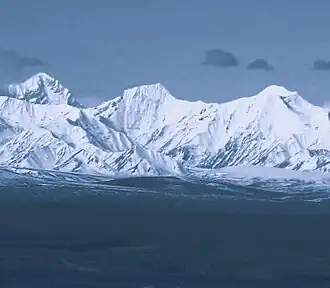 Blick von Nordosten: Mount Geist (mittig), links Mount Balchen, rechts Mount Skarland