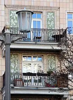 Balkon­verklei­dung mit Porzellan­platten in Berlin, Frankfurter Allee 22