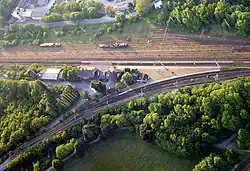 Die Bahnstrecke Elsterwerda–Elsterwerda-Biehla schert am Keilbahnhof Elsterwerda-Biehla nach links aus der Bahnstrecke Węgliniec–Roßlau aus