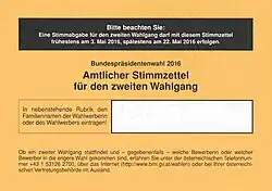Stimmzettel für die engere Wahl des österreichischen Bundespräsidenten im Jahr 2016, die Stimmabgabe erfolgte durch das Aufschreiben des Namens des Wunschkandidaten, die einfache Mehrheit entschied