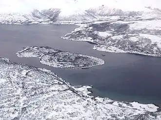 Der Rystraumen, beiderseits der Insel Ryøy, mit dem Storstraumen nördlich der Insel (rechts) und dem Litjestraumen südlich der Insel (links). Im Norden (rechts oben) die Insel Kvaløy, im Süden (links unten) das Festland