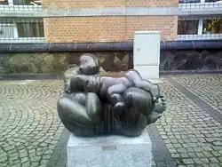 Mutter und Kind (1953). Bronze, Offenbach am Main